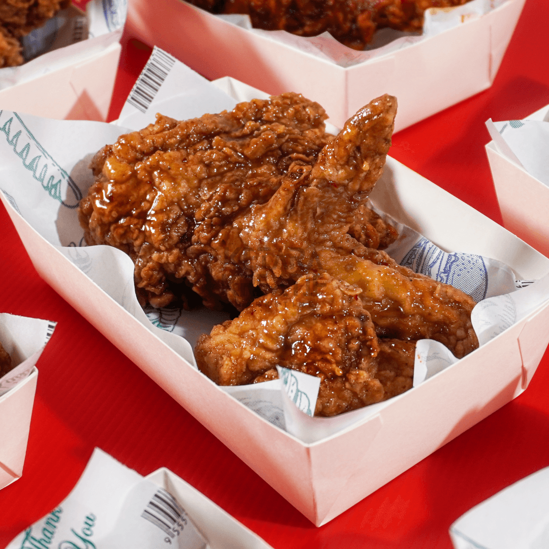 Product photoshoot sauced fried chicken in tray